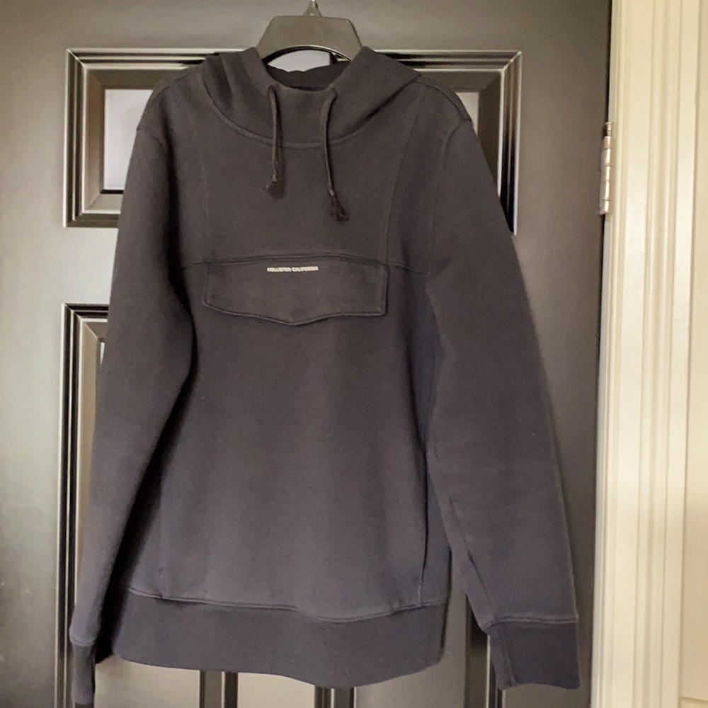 Black Hollister sweatshirt